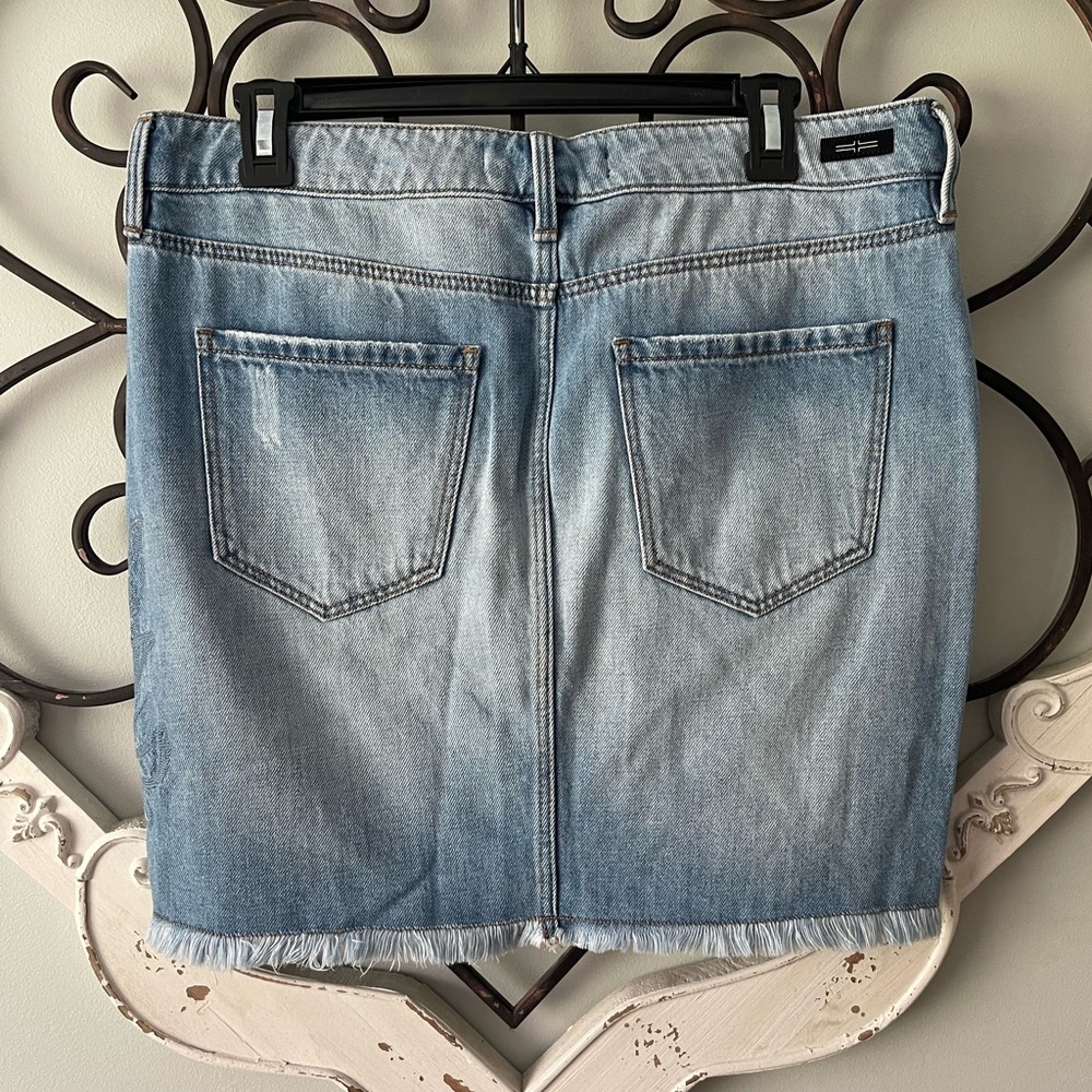 Women’s Liverpool Brand Embroidered Distressed Denim Skirt - Picture 2 of 8